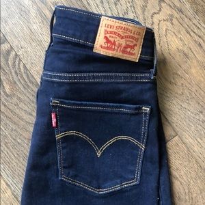 Never before worn high rise skinny jeans.